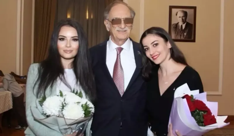 Aysel Polad Bülbüloğlu və qızı ilə bir arada