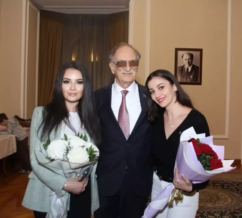 Aysel Polad Bülbüloğlu və qızı ilə bir arada