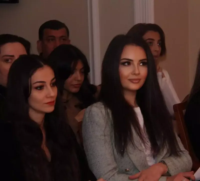 Aysel Polad Bülbüloğlu və qızı ilə bir arada