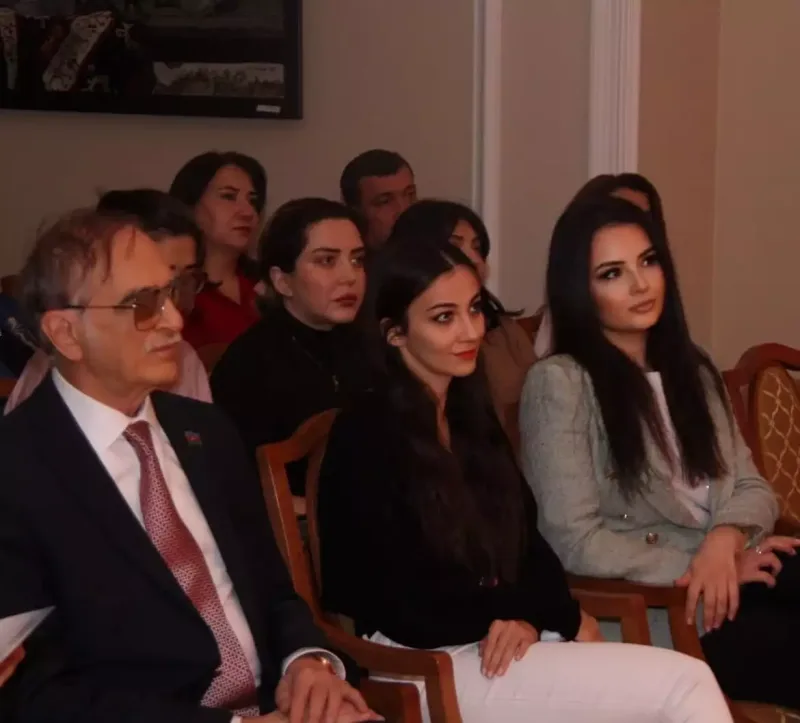 Aysel Polad Bülbüloğlu və qızı ilə bir arada