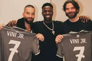 Maluma və Bredli Kuper onunla görüşdü!