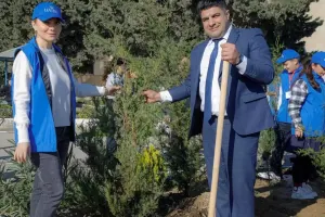 Ruhiyyə Əliyeva kollektivi ilə ağac əkdi