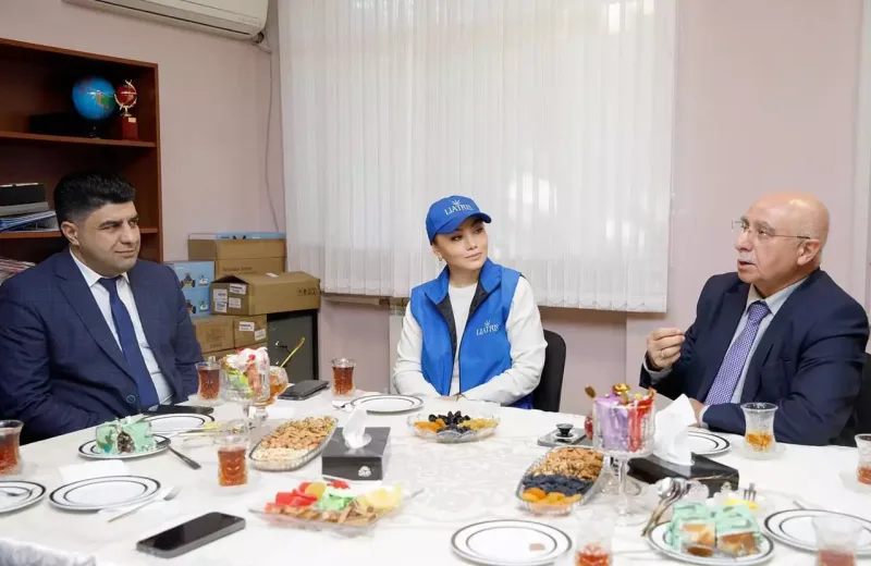 Ruhiyyə Əliyeva kollektivi ilə ağac əkdi