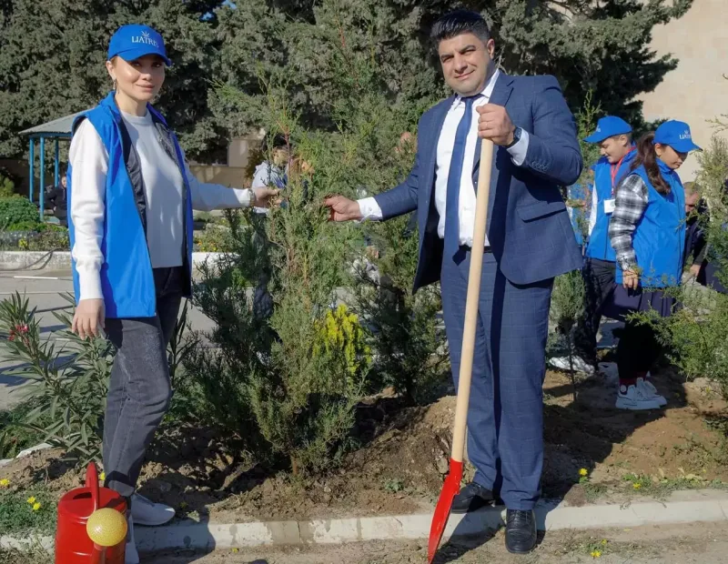 Ruhiyyə Əliyeva kollektivi ilə ağac əkdi
