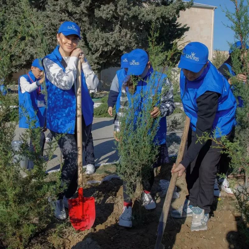 Ruhiyyə Əliyeva kollektivi ilə ağac əkdi