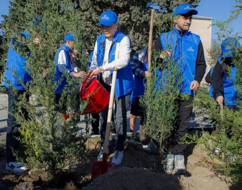 Ruhiyyə Əliyeva kollektivi ilə ağac əkdi