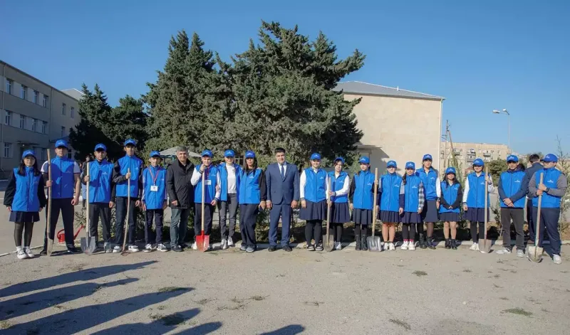 Ruhiyyə Əliyeva kollektivi ilə ağac əkdi