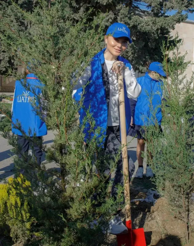 Ruhiyyə Əliyeva kollektivi ilə ağac əkdi