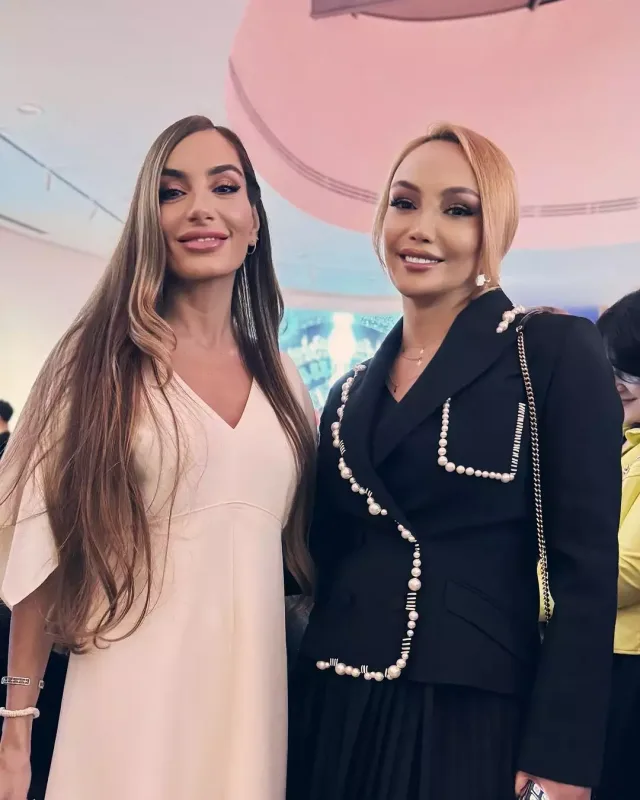 Nura Arzu və Leyla Əliyeva ilə bir arada