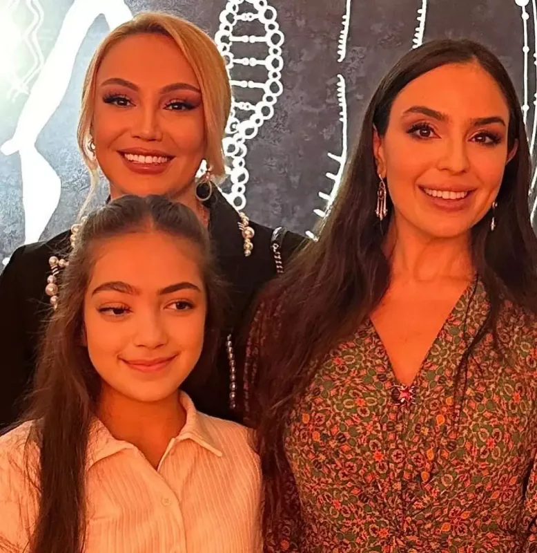 Nura Arzu və Leyla Əliyeva ilə bir arada