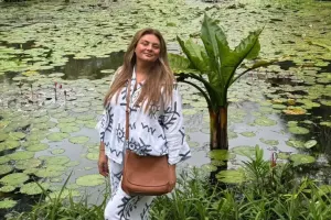 Kamilə qızı ilə tətildə…