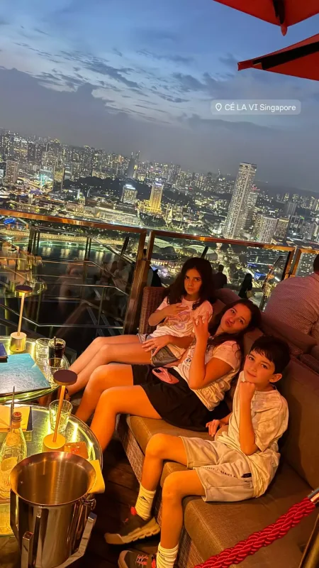 Kamilə qızı ilə tətildə…