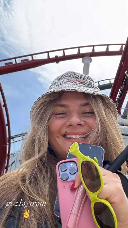 Kamilə qızı ilə tətildə…