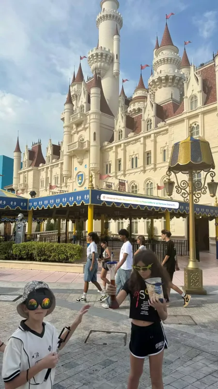 Kamilə qızı ilə tətildə…