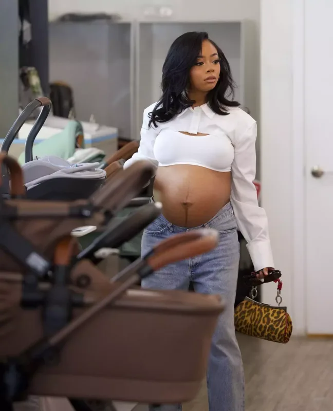 22 yaşlı aktrisa hamilədir