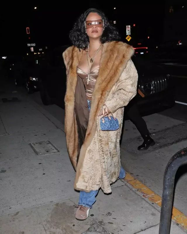 Kürklü və dekolteli…