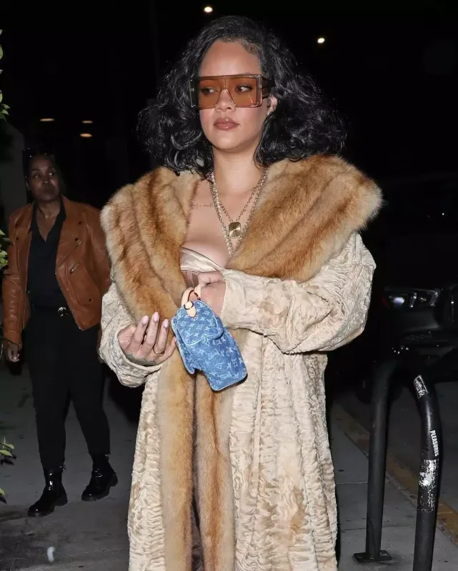 Kürklü və dekolteli…