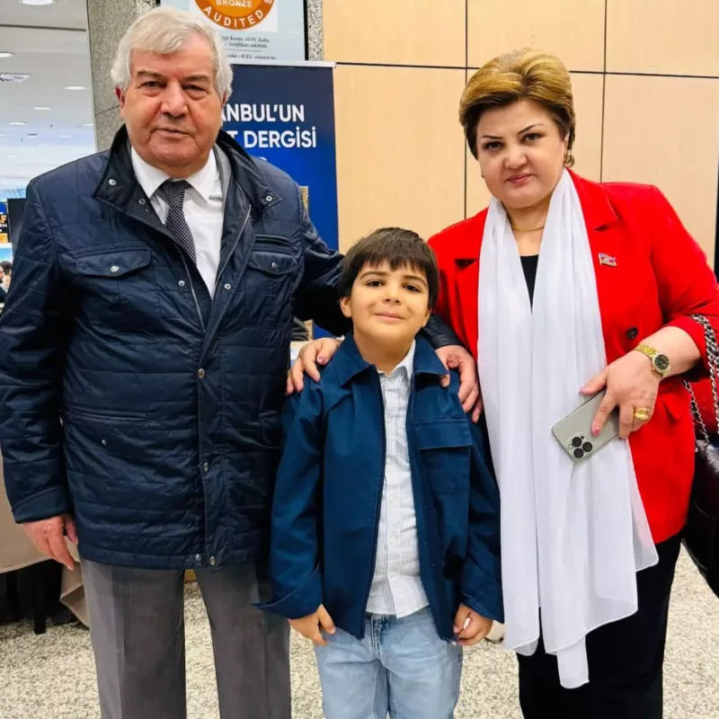Elçin xanımının ailəsi ilə oğlunun sərgisində