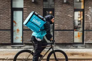 “Wolt”un velosipedçisi bu müğənninin anasını vurdu