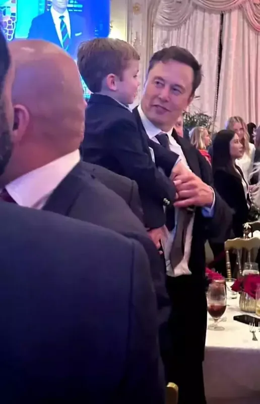 İlon Mask siyasi tədbirə oğlu ilə qatıldı