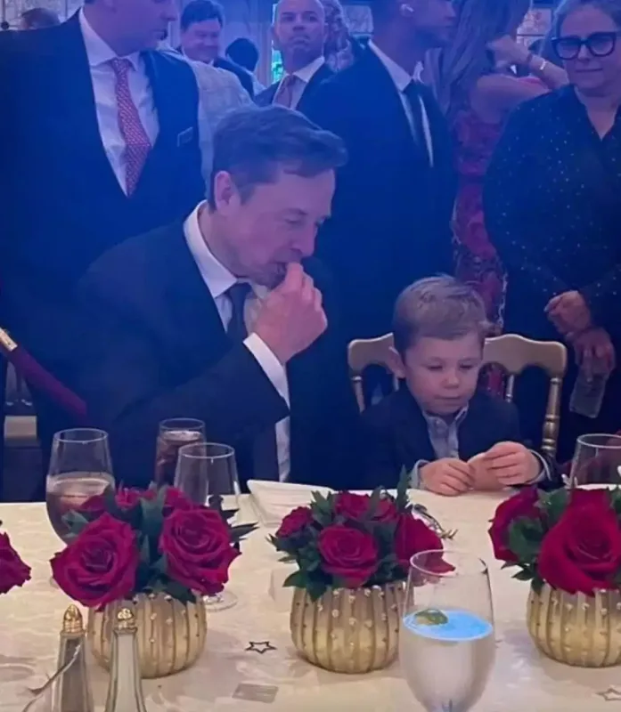 İlon Mask siyasi tədbirə oğlu ilə qatıldı