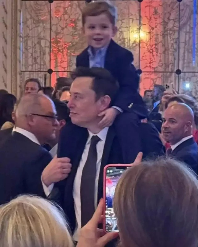 İlon Mask siyasi tədbirə oğlu ilə qatıldı