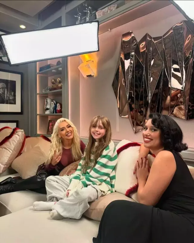 Uzun zamandan sonra ailəsini üzə çıxardı