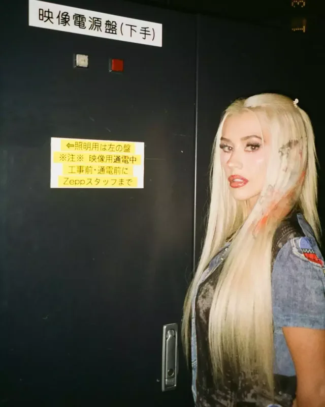 Uzun zamandan sonra ailəsini üzə çıxardı