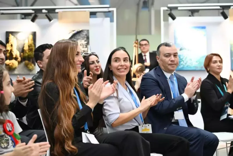 Leyla və Arzu Əliyevalar sərgidə - FOTOLAR