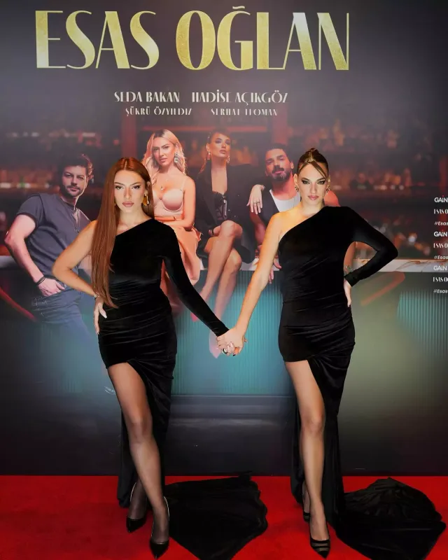 Qalaya eyni libasda gəldilər