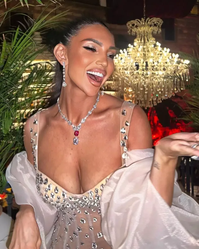 Pərvin transparan libası ilə diqqət çəkdi