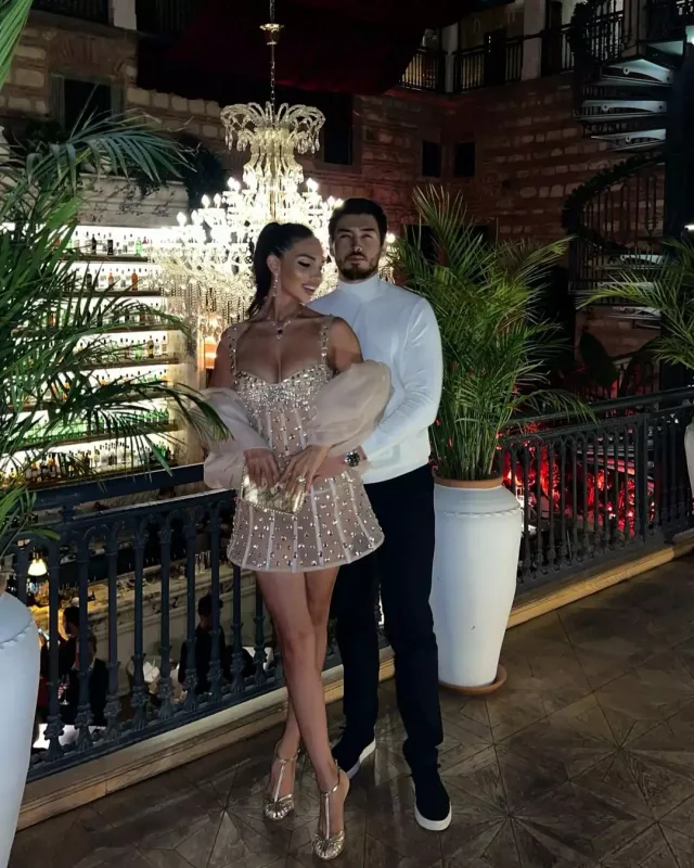 Pərvin transparan libası ilə diqqət çəkdi