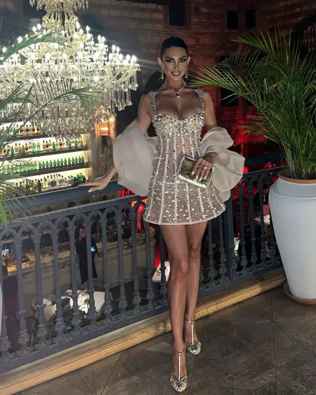 Pərvin transparan libası ilə diqqət çəkdi