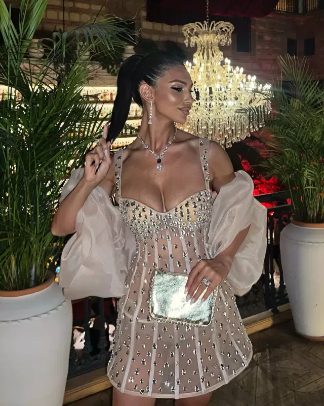 Pərvin transparan libası ilə diqqət çəkdi