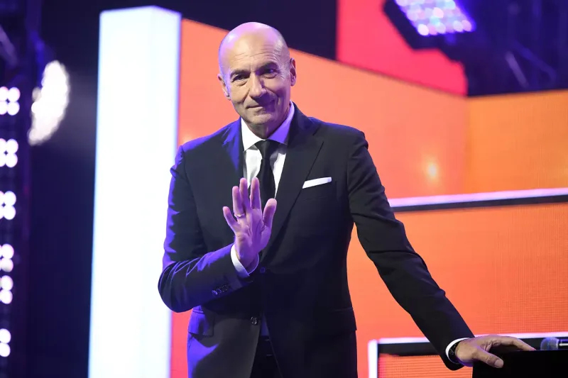 Bu məşhurların fəxri adları əllərindən alındı