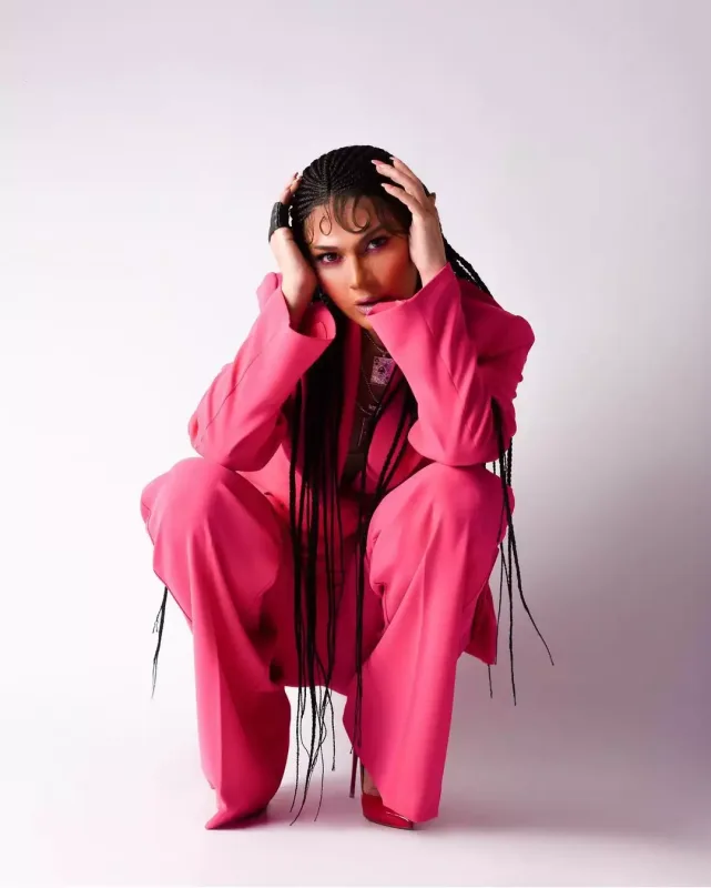 Natavan bacısını axtarır