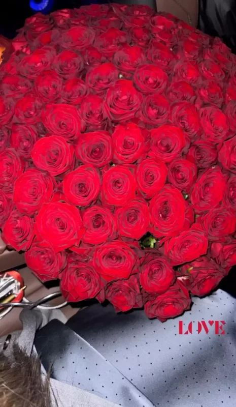 Günay sevgilisinin hədiyyəsini göstərdi