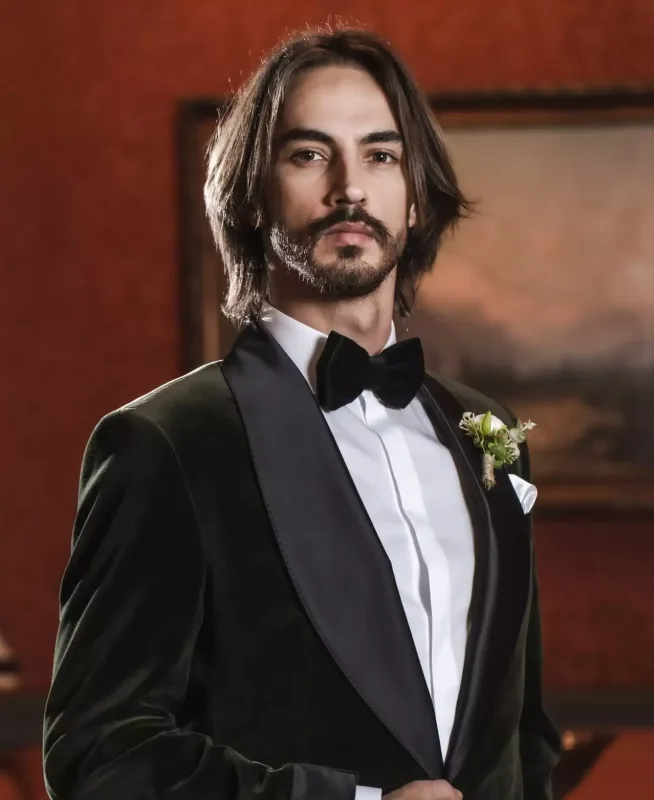 Corcun bəylik geyimində fotosu müzakirə yaratdı