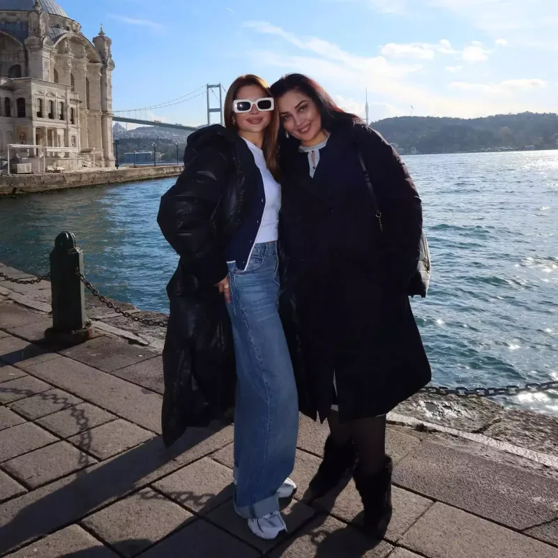 Aybəniz Haşımova qızı ilə İstanbulda