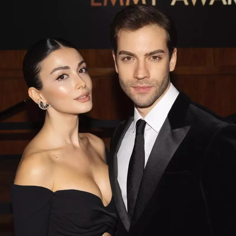 Aktyor cütlük “Emmy”nin qırmızı xalısında