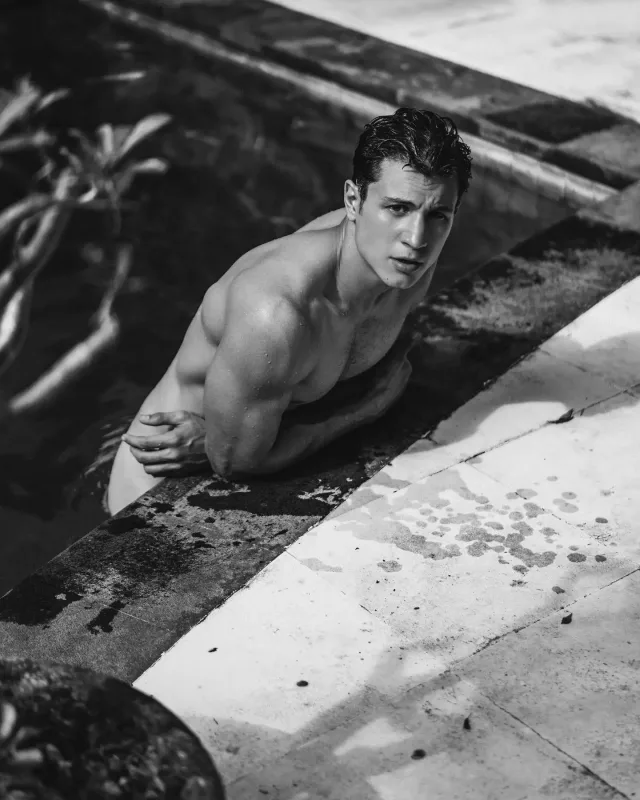 Türk modelin çılpaq fotoları üzə çıxdı