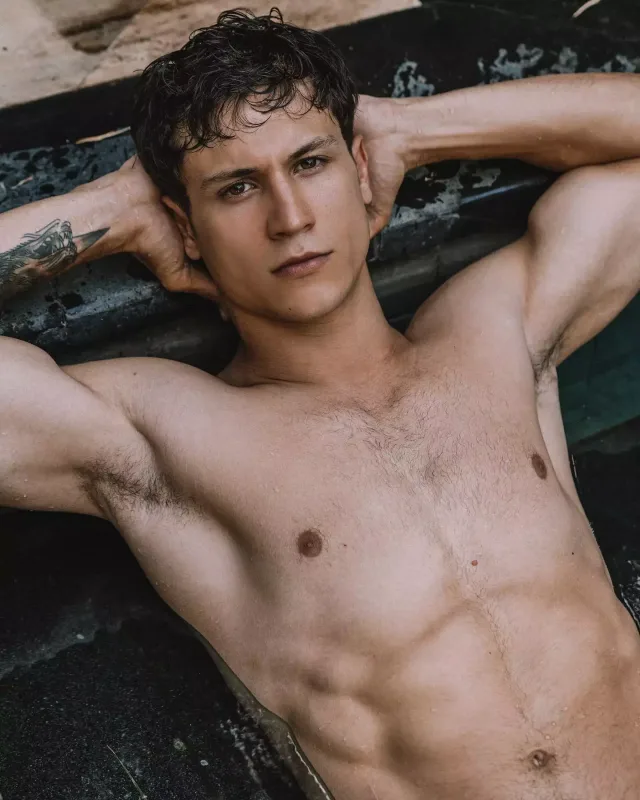 Türk modelin çılpaq fotoları üzə çıxdı