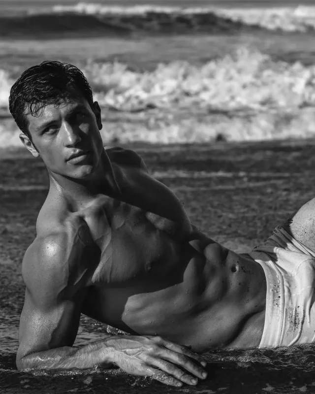 Türk modelin çılpaq fotoları üzə çıxdı