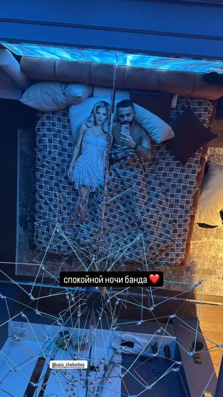 Hüseyn onunla yataqdan fotosunu paylaşdı