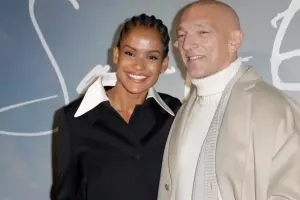 Aktyorun hamilə sevgilisi çılpaq fotoları ilə gündəmdə