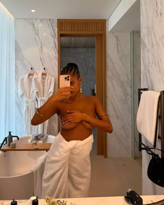 Aktyorun hamilə sevgilisi çılpaq fotoları ilə gündəmdə