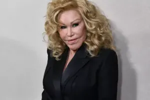 Plastik əməliyyatlar etdirdiyini boynuna almadı