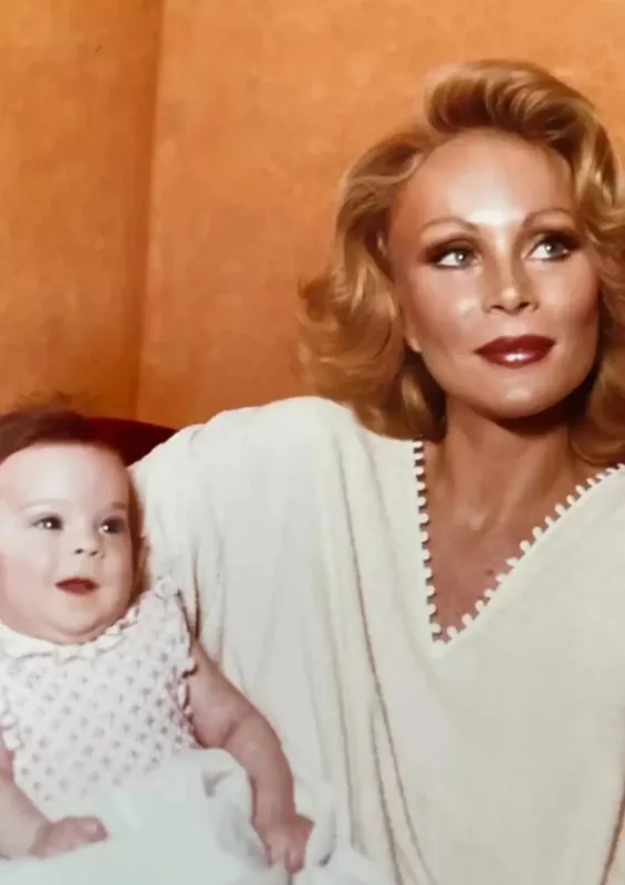 Plastik əməliyyatlar etdirdiyini boynuna almadı