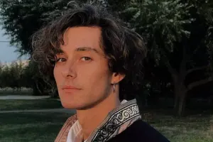 Azərbaycanlı aktyor yarıçılpaq videosunu paylaşdı