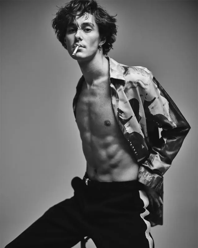 Azərbaycanlı aktyor yarıçılpaq videosunu paylaşdı